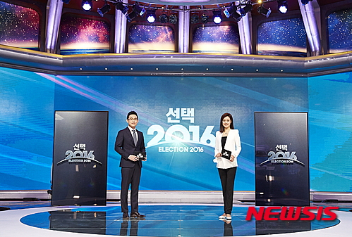  【서울=뉴시스】조인우 기자 = 13일 제20대 총선을 맞이하는 지상파 3사의 의지가 그 어느 때보다 더 불타오르고 있다. SBS는 사극을 패러디한 '총선 삼국지'를 준비했고 KBS는 '개표 방송은 KBS'라며 양팔을 걷어 붙였다.&nbsp; MBC의 선택은 정확한 데이터를 기반으로 한 화려한 데이터 쇼다. '나는 가수다' '복면가왕' 등 인기 예능프로그램을 만든 강영선 PD가 '선택 2016'을 이끈다.&nbsp; "모든 사람이 즐길 수 있는 한 편의 재미있는 버라이어티 쇼를 연출하자는 생각으로 몇 달 동안 준비했습니다. 지루할 틈 없이 다양한 콘텐츠로 데이터 쇼를 펼칠 예정입니다."&nbsp; 강PD처럼 평소에는 신문의 정치면 기사를 단 한 줄도 보지 않는 사람이라도 재미있게 볼 수 있는 프로그램을 준비했다. 전공인 음악쇼를 연출할 때 무대 위의 출연자가 가장 돋보일 수 있는 방법을 찾았듯, '복면가왕' 등 100여개의 포맷으로 화면 안의 데이터가 가장 눈에 띌 수 있는 방법을 찾았다.&nbsp; "253개 지역구에, 300개 의석 수, 1000명이 넘는 후보자가 출마한만큼 정보의 양이 어마어마합니다. 무수히 많은 정보에 지치지 않고 집중해서 받아들일 수 있도록 했습니다."&nbsp; 당선 확률 예측 시스템 '스페셜 M'이 제공하는 정확한 데이터로 포맷의 화려함을 뒷받침한다. 2014년 지방선거 당시 100% 적중률로 당선확률 예측 시스템의 새로운 장을 연 프로그램이다. 2014년보다 통계학자 라인업을 보강해 6개월 동안 연구한 끝에 개발한 '스페셜 M'으로 개표와 동시에 당선확률을 실시간으로 예측한다.&nbsp; "2014년보다 업그레이드 된 '스페셜 M'이 타 방송이나 매체가 줄 수 없는 차별화된 콘텐츠를 제공하면서 알파고에 버금가는 위력을 보여줄 거라고 생각합니다."(박상권 앵커)&nbsp; KBS 2TV '태양의 후예'의 송중기에 맞설 '손중기' 역시 비장의 아이템이다. 초당 2.5m의 속도로 95인치 디스플레이 2대를 자유자재로 움직이는 로봇 팔이다. '스크린을 손으로 옮기는 기중기 같다'고 해서 '손중기'로 불린다.&nbsp; "화려한 비디오 위에 실시간으로 데이터를 입히는 장면을 통해서 송중기씨 못지 않은 화제를 불러일으킬 거라고 생각합니다."(이정민 앵커)&nbsp; 각종 실시간 데이터와 그래픽을 화려하고 입체적으로 구현하면서 국내 선거방송 사상 볼 수 없었던 화려하고 역동적인 데이터 쇼의 주인공이 될 예정이다.&nbsp; join@newsis.com