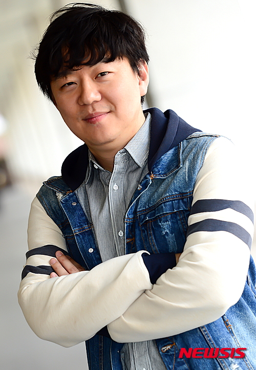 【서울=뉴시스】신진아 기자 = 모든 노래에는 추억과 사연이 숨어있다. 가수뿐만 아니라 청취자에게도 해당된다. 노래와 가수에 얽힌 청취자들의 숨은 이야기가 세상 밖으로 나온다. SBS TV ‘내 손에 가수-판타스틱 듀오’를 통해서다. 지난 설연휴 파일럿 방송 이후 정규편성돼 ‘K팝스타 5’ 후속으로 17일 첫 방송된다. 김영욱 PD는 11일 목동 SBS에서 “노래보다 사람에 더 무게중심이 가 있다”며 “경연 형식을 띄나 경연프로가 아니다. 가수와 팬의 만남이 더 중요하다. 내가 당신과 그 노래를 부르고 싶다는 게 중요하며 그 자체에 스토리가 담겨있다”고 말했다. MBC ‘듀엣가요제’와 차별화되는 지점이기도 하다. 김 PD는 “듀엣가요제는 가창력이나 무대의 완성도 등 누가 더 노래를 잘하느냐가 중요하다면 우리는 소구하는 포인트가 다르다. 승자를 가린다는 점에서 가창력도 중요하지만 음악으로 감동이 전해질 부분이 무엇인지를 더 고민한다”고 비교했다. 이창태 예능본부장도 “파일럿 당시 장윤정과 택시기사가 부른 ‘초혼’이 가장 화제가 됐다. 단지 제일 잘불러서가 아니라 그들의 스토리가 사람들에게 감동을 줬기 때문이다. 사람이 보이는 프로그램을 지향한다”고 밝혔다. 프로그램을 기획하게 된 배경에는 시청자가 원하는 방송에 대한 고민이 있었다. 김 PD는 “지난 1년 편성기획팀에서 순환근무를 했다. 이때 시청자가 원하는 방송을 많이 고민하게 됐다. ‘판타스틱 듀오’는 단지 감으로 기획했다기보다 트렌드 등 시장분석을 거친 결과다. 리포트를 작성했는데 그때 키워드가 ‘콜라보’였다”고 설명했다. 마침 영국 가수 제시 제이가 팬들과 함께 한 이벤트를 본 것도 힌트가 됐다. 노래방 앱을 통해 제시 제이가 팬들과 듀엣으로 노래한 영상을 보고 아이디어를 얻은 것이다. ‘판타스틱 듀오’는 앱 ‘에브리싱’을 통해 누구나 응모할 수 있다. 제작진이 3명을 추리면 가수가 최종 1명을 선택해 함께 무대를 만든다. 1회에서는 네 명의 가수가 시청자 팬과 듀엣 무대를 만들고 이들 중 승자를 가려 상금으로 1000만원을 준다. 김 PD는 “우리 방송에서 일반인은 가수 지망생이 아닌 그냥 평범한 사람들이다. 이번 기회에 추억을 만들고 다시 자신들 삶으로 돌아간다. 이 때문에 굳이 의상을 갈아입힌다든지 그렇게 하지 않는다. 그들이 참여하는 과정이 앱을 통해 신속하게 진행되고, 그 과정을 압축해 보여줄 것”이라고 전했다. 아무래도 히트곡이 많은 가수들이 부름을 많이 받을 것으로 보인다. 1회에는 이선희, 임창정, 태양, 그리고 김범수가 나온다. 2회는 변진섭, 조성모, 엑소가 될 예정이다. “히트곡이 많은 가수들은 복수 출연이 가능하다. 이선희씨는 섭외 이후 우리 파일럿 방송을 유심히 봤다고 했다. 히트곡을 국민들에게 돌려주는 게 의미가 있다고 생각, 출연했다.” 녹화를 마친 가수들의 반응이 좋다. 최영인 CP는 “팬들에게 자신들의 노래가 불려지며 생명력이 연장되는 모습에 흐뭇함을 느끼는 것 같다”고 귀띔했다. “김범수씨가 김다미씨와 ‘끝사랑’을 부르고 자신의 첫 무대가 생각난다고 했다. 설렘을 가져간 듯 했다. 가수 입장에서는 누군가 내 노래를 열창하는건데, 그렇게 노래로 소통하는 게 따뜻해 보였다 ” 특별한 컬래버레이션 무대도 매회 선보인다. 첫회에서는 이선희와 ‘슈퍼주니어’ 규현이 호흡을 맞췄다. 또 다른 커플은 방송을 통해 공개할 예정이다. MBC ‘일밤-복면가왕’과 경쟁한다. 김 PD는 “복면가왕은 국민의 사랑을 받는 프로그램”이라고 인정한 뒤 “경쟁에 앞서 음악예능이 쏟아지고 있는데, ‘판타스틱 듀오’의 존재이유를 시청자들에게 동의받는 게 선과제다. 그게 시청률보다 더 중요하다”고 답했다. 음악예능이 늘어나는 이유는 “노래를 통해 세대간 소통이 가능하기 때문”이라고 봤다. “우리나라 대중음악의 소비구조를 보면 세대별 소통이 없다. ‘가요무대’ 시청자는 ‘인기가요’를 절대 안 본다. 대중음악 소비가 세대별로 단절된 상황에서 음악예능이 그 경계를 허물며 지상파의 주시청층인 가족시청자를 커버하고 있다.” 그는 “남진과 엑소가 나란히 앉아있는 그림”을 예로 들며 “온가족이 보는 프로그램”을 지향함을 강조했다. “가수 본인의 스케줄 때문에 녹화가 미뤄졌는데, 원래 이번 주 녹화에 남진씨가 나오기로 했다. 오른쪽 끝에 남진과 왼쪽 끝에 엑소가 같이 있는 그림, 어린 조카, 엄마와 함께 보는 프로그램을 만들고 싶다.” jashin@newisis.com