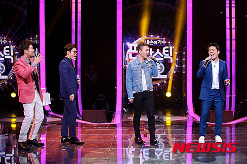 【서울=뉴시스】신진아 기자 = 모든 노래에는 추억과 사연이 숨어있다. 가수뿐만 아니라 청취자에게도 해당된다. 노래와 가수에 얽힌 청취자들의 숨은 이야기가 세상 밖으로 나온다. SBS TV ‘내 손에 가수-판타스틱 듀오’를 통해서다. 지난 설연휴 파일럿 방송 이후 정규편성돼 ‘K팝스타 5’ 후속으로 17일 첫 방송된다. 김영욱 PD는 11일 목동 SBS에서 “노래보다 사람에 더 무게중심이 가 있다”며 “경연 형식을 띄나 경연프로가 아니다. 가수와 팬의 만남이 더 중요하다. 내가 당신과 그 노래를 부르고 싶다는 게 중요하며 그 자체에 스토리가 담겨있다”고 말했다. MBC ‘듀엣가요제’와 차별화되는 지점이기도 하다. 김 PD는 “듀엣가요제는 가창력이나 무대의 완성도 등 누가 더 노래를 잘하느냐가 중요하다면 우리는 소구하는 포인트가 다르다. 승자를 가린다는 점에서 가창력도 중요하지만 음악으로 감동이 전해질 부분이 무엇인지를 더 고민한다”고 비교했다. 이창태 예능본부장도 “파일럿 당시 장윤정과 택시기사가 부른 ‘초혼’이 가장 화제가 됐다. 단지 제일 잘불러서가 아니라 그들의 스토리가 사람들에게 감동을 줬기 때문이다. 사람이 보이는 프로그램을 지향한다”고 밝혔다. 프로그램을 기획하게 된 배경에는 시청자가 원하는 방송에 대한 고민이 있었다. 김 PD는 “지난 1년 편성기획팀에서 순환근무를 했다. 이때 시청자가 원하는 방송을 많이 고민하게 됐다. ‘판타스틱 듀오’는 단지 감으로 기획했다기보다 트렌드 등 시장분석을 거친 결과다. 리포트를 작성했는데 그때 키워드가 ‘콜라보’였다”고 설명했다. 마침 영국 가수 제시 제이가 팬들과 함께 한 이벤트를 본 것도 힌트가 됐다. 노래방 앱을 통해 제시 제이가 팬들과 듀엣으로 노래한 영상을 보고 아이디어를 얻은 것이다. ‘판타스틱 듀오’는 앱 ‘에브리싱’을 통해 누구나 응모할 수 있다. 제작진이 3명을 추리면 가수가 최종 1명을 선택해 함께 무대를 만든다. 1회에서는 네 명의 가수가 시청자 팬과 듀엣 무대를 만들고 이들 중 승자를 가려 상금으로 1000만원을 준다. 김 PD는 “우리 방송에서 일반인은 가수 지망생이 아닌 그냥 평범한 사람들이다. 이번 기회에 추억을 만들고 다시 자신들 삶으로 돌아간다. 이 때문에 굳이 의상을 갈아입힌다든지 그렇게 하지 않는다. 그들이 참여하는 과정이 앱을 통해 신속하게 진행되고, 그 과정을 압축해 보여줄 것”이라고 전했다. 아무래도 히트곡이 많은 가수들이 부름을 많이 받을 것으로 보인다. 1회에는 이선희, 임창정, 태양, 그리고 김범수가 나온다. 2회는 변진섭, 조성모, 엑소가 될 예정이다. “히트곡이 많은 가수들은 복수 출연이 가능하다. 이선희씨는 섭외 이후 우리 파일럿 방송을 유심히 봤다고 했다. 히트곡을 국민들에게 돌려주는 게 의미가 있다고 생각, 출연했다.” 녹화를 마친 가수들의 반응이 좋다. 최영인 CP는 “팬들에게 자신들의 노래가 불려지며 생명력이 연장되는 모습에 흐뭇함을 느끼는 것 같다”고 귀띔했다. “김범수씨가 김다미씨와 ‘끝사랑’을 부르고 자신의 첫 무대가 생각난다고 했다. 설렘을 가져간 듯 했다. 가수 입장에서는 누군가 내 노래를 열창하는건데, 그렇게 노래로 소통하는 게 따뜻해 보였다 ” 특별한 컬래버레이션 무대도 매회 선보인다. 첫회에서는 이선희와 ‘슈퍼주니어’ 규현이 호흡을 맞췄다. 또 다른 커플은 방송을 통해 공개할 예정이다. MBC ‘일밤-복면가왕’과 경쟁한다. 김 PD는 “복면가왕은 국민의 사랑을 받는 프로그램”이라고 인정한 뒤 “경쟁에 앞서 음악예능이 쏟아지고 있는데, ‘판타스틱 듀오’의 존재이유를 시청자들에게 동의받는 게 선과제다. 그게 시청률보다 더 중요하다”고 답했다. 음악예능이 늘어나는 이유는 “노래를 통해 세대간 소통이 가능하기 때문”이라고 봤다. “우리나라 대중음악의 소비구조를 보면 세대별 소통이 없다. ‘가요무대’ 시청자는 ‘인기가요’를 절대 안 본다. 대중음악 소비가 세대별로 단절된 상황에서 음악예능이 그 경계를 허물며 지상파의 주시청층인 가족시청자를 커버하고 있다.” 그는 “남진과 엑소가 나란히 앉아있는 그림”을 예로 들며 “온가족이 보는 프로그램”을 지향함을 강조했다. “가수 본인의 스케줄 때문에 녹화가 미뤄졌는데, 원래 이번 주 녹화에 남진씨가 나오기로 했다. 오른쪽 끝에 남진과 왼쪽 끝에 엑소가 같이 있는 그림, 어린 조카, 엄마와 함께 보는 프로그램을 만들고 싶다.” jashin@newisis.com