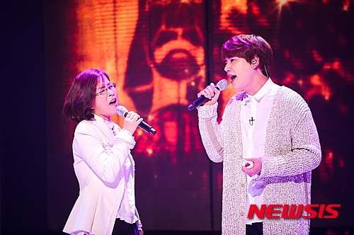 【서울=뉴시스】신진아 기자 = 모든 노래에는 추억과 사연이 숨어있다. 가수뿐만 아니라 청취자에게도 해당된다. 노래와 가수에 얽힌 청취자들의 숨은 이야기가 세상 밖으로 나온다. SBS TV ‘내 손에 가수-판타스틱 듀오’를 통해서다. 지난 설연휴 파일럿 방송 이후 정규편성돼 ‘K팝스타 5’ 후속으로 17일 첫 방송된다. 김영욱 PD는 11일 목동 SBS에서 “노래보다 사람에 더 무게중심이 가 있다”며 “경연 형식을 띄나 경연프로가 아니다. 가수와 팬의 만남이 더 중요하다. 내가 당신과 그 노래를 부르고 싶다는 게 중요하며 그 자체에 스토리가 담겨있다”고 말했다. MBC ‘듀엣가요제’와 차별화되는 지점이기도 하다. 김 PD는 “듀엣가요제는 가창력이나 무대의 완성도 등 누가 더 노래를 잘하느냐가 중요하다면 우리는 소구하는 포인트가 다르다. 승자를 가린다는 점에서 가창력도 중요하지만 음악으로 감동이 전해질 부분이 무엇인지를 더 고민한다”고 비교했다. 이창태 예능본부장도 “파일럿 당시 장윤정과 택시기사가 부른 ‘초혼’이 가장 화제가 됐다. 단지 제일 잘불러서가 아니라 그들의 스토리가 사람들에게 감동을 줬기 때문이다. 사람이 보이는 프로그램을 지향한다”고 밝혔다. 프로그램을 기획하게 된 배경에는 시청자가 원하는 방송에 대한 고민이 있었다. 김 PD는 “지난 1년 편성기획팀에서 순환근무를 했다. 이때 시청자가 원하는 방송을 많이 고민하게 됐다. ‘판타스틱 듀오’는 단지 감으로 기획했다기보다 트렌드 등 시장분석을 거친 결과다. 리포트를 작성했는데 그때 키워드가 ‘콜라보’였다”고 설명했다. 마침 영국 가수 제시 제이가 팬들과 함께 한 이벤트를 본 것도 힌트가 됐다. 노래방 앱을 통해 제시 제이가 팬들과 듀엣으로 노래한 영상을 보고 아이디어를 얻은 것이다. ‘판타스틱 듀오’는 앱 ‘에브리싱’을 통해 누구나 응모할 수 있다. 제작진이 3명을 추리면 가수가 최종 1명을 선택해 함께 무대를 만든다. 1회에서는 네 명의 가수가 시청자 팬과 듀엣 무대를 만들고 이들 중 승자를 가려 상금으로 1000만원을 준다. 김 PD는 “우리 방송에서 일반인은 가수 지망생이 아닌 그냥 평범한 사람들이다. 이번 기회에 추억을 만들고 다시 자신들 삶으로 돌아간다. 이 때문에 굳이 의상을 갈아입힌다든지 그렇게 하지 않는다. 그들이 참여하는 과정이 앱을 통해 신속하게 진행되고, 그 과정을 압축해 보여줄 것”이라고 전했다. 아무래도 히트곡이 많은 가수들이 부름을 많이 받을 것으로 보인다. 1회에는 이선희, 임창정, 태양, 그리고 김범수가 나온다. 2회는 변진섭, 조성모, 엑소가 될 예정이다. “히트곡이 많은 가수들은 복수 출연이 가능하다. 이선희씨는 섭외 이후 우리 파일럿 방송을 유심히 봤다고 했다. 히트곡을 국민들에게 돌려주는 게 의미가 있다고 생각, 출연했다.” 녹화를 마친 가수들의 반응이 좋다. 최영인 CP는 “팬들에게 자신들의 노래가 불려지며 생명력이 연장되는 모습에 흐뭇함을 느끼는 것 같다”고 귀띔했다. “김범수씨가 김다미씨와 ‘끝사랑’을 부르고 자신의 첫 무대가 생각난다고 했다. 설렘을 가져간 듯 했다. 가수 입장에서는 누군가 내 노래를 열창하는건데, 그렇게 노래로 소통하는 게 따뜻해 보였다 ” 특별한 컬래버레이션 무대도 매회 선보인다. 첫회에서는 이선희와 ‘슈퍼주니어’ 규현이 호흡을 맞췄다. 또 다른 커플은 방송을 통해 공개할 예정이다. MBC ‘일밤-복면가왕’과 경쟁한다. 김 PD는 “복면가왕은 국민의 사랑을 받는 프로그램”이라고 인정한 뒤 “경쟁에 앞서 음악예능이 쏟아지고 있는데, ‘판타스틱 듀오’의 존재이유를 시청자들에게 동의받는 게 선과제다. 그게 시청률보다 더 중요하다”고 답했다. 음악예능이 늘어나는 이유는 “노래를 통해 세대간 소통이 가능하기 때문”이라고 봤다. “우리나라 대중음악의 소비구조를 보면 세대별 소통이 없다. ‘가요무대’ 시청자는 ‘인기가요’를 절대 안 본다. 대중음악 소비가 세대별로 단절된 상황에서 음악예능이 그 경계를 허물며 지상파의 주시청층인 가족시청자를 커버하고 있다.” 그는 “남진과 엑소가 나란히 앉아있는 그림”을 예로 들며 “온가족이 보는 프로그램”을 지향함을 강조했다. “가수 본인의 스케줄 때문에 녹화가 미뤄졌는데, 원래 이번 주 녹화에 남진씨가 나오기로 했다. 오른쪽 끝에 남진과 왼쪽 끝에 엑소가 같이 있는 그림, 어린 조카, 엄마와 함께 보는 프로그램을 만들고 싶다.” jashin@newisis.com