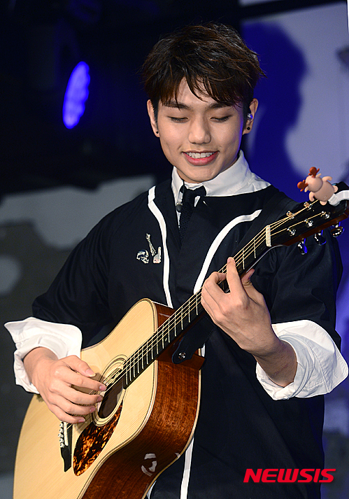 【서울=뉴시스】권현구 기자 = 싱어송라이터 샘김이 11일 오후 서울 용산구 이태원 현대카드 뮤직 라이브러리에서 열린 데뷔 음반 '아이엠 샘' 쇼케이스에서 무대를 선보이고 있다. 2016.04.11. stoweon@newsis.com