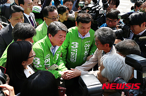 【청주=뉴시스】인진연 기자 = 20대 총선을 이틀 앞둔 11일 오후 충북 청주시 사창사거리에서 국민의당 안철수 공동대표가 시민들과 악수하며 지지를 호소하고 있다. 2016.04.11&nbsp; inphoto@newsis.com 