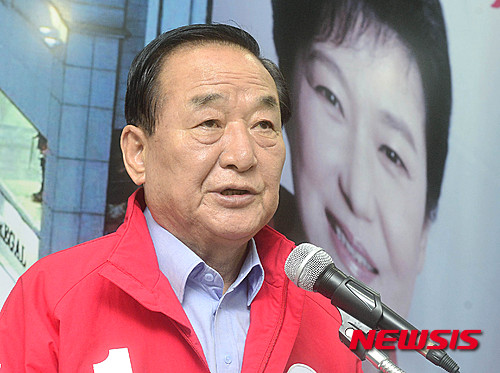 【대구=뉴시스】최동준 기자 = 새누리당 서청원 최고위원이 11일 대구 수성구 새누리당 대구광역시당에서 대구 유권자들에게 4.13 총선 지지를 당부하는 호소문을 낭독을 하고 있다. 2016.04.11.&nbsp; photocdj@newsis.com