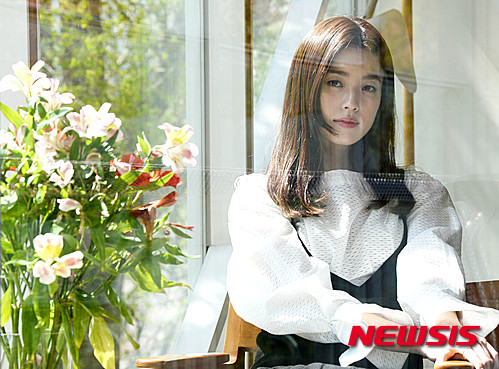 【서울=뉴시스】박주성 기자 = 영화 '해어화'에서 정소율 역을 맡은 배우 한효주가 11일 오전 서울 종로구 팔판동의 한 카페에서 뉴시스와 인터뷰 전 포즈를 취하고 있다. 2016.04.11.&nbsp; park7691@newsis.com