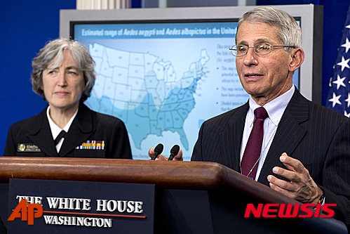 【워싱턴=AP/뉴시스】미국 국립의료원의 앤서니 파우시 원장(오른쪽)과 질병통제예방센터(CDC)의 앤 슈챗 부소장이 11일(현지시간) 워싱턴 백악관에서 지카 바이러스의 위험성에 관해 언론에 브리핑하고 있다. 2016.04.12