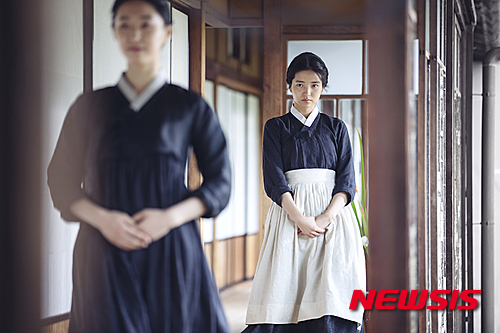 【서울=뉴시스】신진아 기자 = 박찬욱 감독의 신작 ‘아가씨’가 6월 개봉을 확정하고 네 남녀배우의 강렬한 만남이 담긴 사진 10종을 선보였다.&nbsp; 1930년대 막대한 재산을 상속받게 된 귀족 아가씨(김민희)와 아가씨의 재산을 노리는 사기꾼 백작(하정우), 그리고 백작에게 거래를 제안 받은 하녀(김태리)와 아가씨의 후견인(조진웅)까지 돈과 마음을 뺏기 위해 서로 속고 속이는 인물들의 이야기다.&nbsp; 김민희가 머리끝부터 발끝까지 순진하고 외로운 귀족 아가씨로 분했다. 우아한 드레스를 입고 정원을 산책하거나 백작에게서 서양화를 배우는 아가씨 김민희의 모습이 시선을 사로잡는다.&nbsp; 백작과 거래를 한 하녀 김태리는 속내를 알 수 없는 이중적인 매력으로 신인답지 않은 존재감을 발산한다. 때로는 순박하면서도 때로는 당찬 하녀를 오가며 팔색조 매력을 발산할 예정이다.&nbsp; 재산을 노리고 아가씨에게 접근하는 사기꾼 백작 역의 하정우는 아가씨와 하녀, 후견인 사이를 능청스럽게 오가며 인물 간의 긴장감을 팽팽하게 부풀린다.&nbsp; 하얗게 센 머리에 날카로운 눈초리까지 아가씨의 이모부이자 후견인으로 나온 조진웅은 기존의 이미지를 지우고 파격적 변신을 예고한다. 모호필름과 용필름이 제작하고 CJ엔터테인먼트가 투자배급한다.&nbsp; jashin@newsis.com 