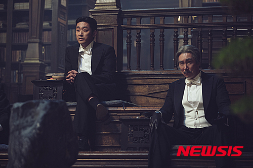 【서울=뉴시스】신진아 기자 = 박찬욱 감독의 신작 ‘아가씨’가 6월 개봉을 확정하고 네 남녀배우의 강렬한 만남이 담긴 사진 10종을 선보였다.&nbsp; 1930년대 막대한 재산을 상속받게 된 귀족 아가씨(김민희)와 아가씨의 재산을 노리는 사기꾼 백작(하정우), 그리고 백작에게 거래를 제안 받은 하녀(김태리)와 아가씨의 후견인(조진웅)까지 돈과 마음을 뺏기 위해 서로 속고 속이는 인물들의 이야기다.&nbsp; 김민희가 머리끝부터 발끝까지 순진하고 외로운 귀족 아가씨로 분했다. 우아한 드레스를 입고 정원을 산책하거나 백작에게서 서양화를 배우는 아가씨 김민희의 모습이 시선을 사로잡는다.&nbsp; 백작과 거래를 한 하녀 김태리는 속내를 알 수 없는 이중적인 매력으로 신인답지 않은 존재감을 발산한다. 때로는 순박하면서도 때로는 당찬 하녀를 오가며 팔색조 매력을 발산할 예정이다.&nbsp; 재산을 노리고 아가씨에게 접근하는 사기꾼 백작 역의 하정우는 아가씨와 하녀, 후견인 사이를 능청스럽게 오가며 인물 간의 긴장감을 팽팽하게 부풀린다.&nbsp; 하얗게 센 머리에 날카로운 눈초리까지 아가씨의 이모부이자 후견인으로 나온 조진웅은 기존의 이미지를 지우고 파격적 변신을 예고한다. 모호필름과 용필름이 제작하고 CJ엔터테인먼트가 투자배급한다.&nbsp; jashin@newsis.com 