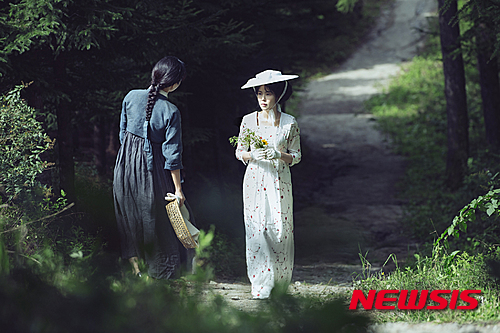 【서울=뉴시스】신진아 기자 = 박찬욱 감독의 신작 ‘아가씨’가 6월 개봉을 확정하고 네 남녀배우의 강렬한 만남이 담긴 사진 10종을 선보였다.&nbsp; 1930년대 막대한 재산을 상속받게 된 귀족 아가씨(김민희)와 아가씨의 재산을 노리는 사기꾼 백작(하정우), 그리고 백작에게 거래를 제안 받은 하녀(김태리)와 아가씨의 후견인(조진웅)까지 돈과 마음을 뺏기 위해 서로 속고 속이는 인물들의 이야기다.&nbsp; 김민희가 머리끝부터 발끝까지 순진하고 외로운 귀족 아가씨로 분했다. 우아한 드레스를 입고 정원을 산책하거나 백작에게서 서양화를 배우는 아가씨 김민희의 모습이 시선을 사로잡는다.&nbsp; 백작과 거래를 한 하녀 김태리는 속내를 알 수 없는 이중적인 매력으로 신인답지 않은 존재감을 발산한다. 때로는 순박하면서도 때로는 당찬 하녀를 오가며 팔색조 매력을 발산할 예정이다.&nbsp; 재산을 노리고 아가씨에게 접근하는 사기꾼 백작 역의 하정우는 아가씨와 하녀, 후견인 사이를 능청스럽게 오가며 인물 간의 긴장감을 팽팽하게 부풀린다.&nbsp; 하얗게 센 머리에 날카로운 눈초리까지 아가씨의 이모부이자 후견인으로 나온 조진웅은 기존의 이미지를 지우고 파격적 변신을 예고한다. 모호필름과 용필름이 제작하고 CJ엔터테인먼트가 투자배급한다.&nbsp; jashin@newsis.com 