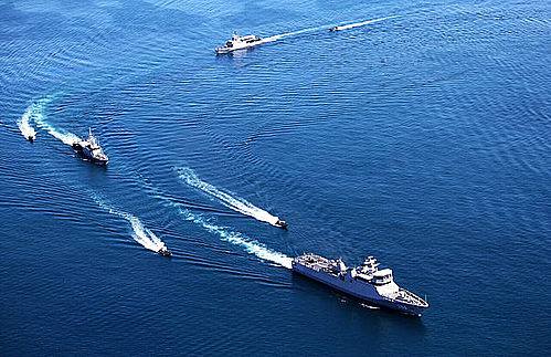 【서울=뉴시스】동남 중국해에서 해양 영유권 분쟁을 둘러싸고 대립각을 세우는 중국과 일본 양국이 인도네시아 주관으로 진행된 해양재난 대비 다국 합동 훈련에는 모두 참가한다. 11일 중국 신화통신 등은 인도네시아 해군 주관의 코모도 훈련 참석 차 출발한 북해함대 소속 미사일 호위함 웨이팡(潍坊)함과 구조선 창싱다오(長興島)호로 구성된 함대가 이날 현지에 도착했다고 전했다. 사진은 훈련 리허설이 진행 중인 모습. (사진출처: 코모도 훈련 공식 홈페이지) 2016.04.12