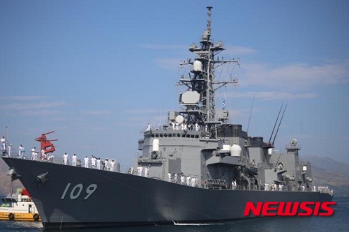 【서울=뉴시스】아리아케와 세도기리호 등 일본 해상자위대 호위함 두 척이 12일 베트남 캄란만에 기항했다. 일본은 남중국해에서 실효 지배를 강화하고 있는 중국을 견제하기 위해 베트남과의 방위 협력을 강화한다는 방침이다. 사진은 아리아케호의 모습. <사진 출처 : 베트남 익스프레스紙> 2012.4.12