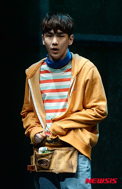 【서울=뉴시스】고승민 기자 = 12일 오후 서울 대학로 아트원씨어터에서 열린 연극 '지구를 지켜라' 프레스콜에서 샤이니의 키(병구)와 배우들이 열연하고 있다.&nbsp; 외계인으로부터 지구를 구하겠다는 신념을 가진 '병구'가 외계인 의심분자 '강만식'을 납치하면서 벌어지는 코믹극 '지구를 지켜라'는 2003년 개봉한 동명 영화(신하균 주연)이 원작이다. 9일부터 내달 29일까지 공연된다. 2016.04.12.&nbsp;&nbsp; kkssmm99@newsis.com