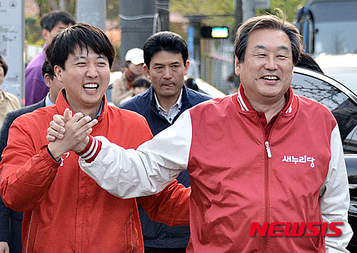 【서울=뉴시스】홍찬선 기자 = 4·13 총선을 하루 앞둔 12일 오후 새누리당 김무성 대표가 서울 노원구 상계동 은곡초교 앞에서 열린 이준석(노원병) 후보 지원유세에 참석해 이 후보의 손을 잡고 있다. 2016.04.12. mania@newsis.com