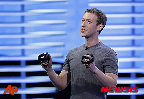 【샌프란시스코=AP/뉴시스】페이스북의 마크 저커버그 최고경영자가 12일(현지시간) 캘리포니아주 샌프란시코에서 열린 F8페이스북 개발자회의에서 가장현실 핸드셋을 공개하고 있다. 2016.04.13