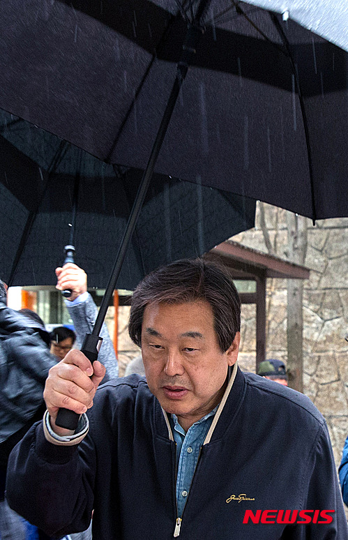 【부산=뉴시스】 하경민 기자 = 제20대 국회의원 선거일인 13일 오전 김무성 새누리당 대표가 부산 영도구 절용종합사회복지관에 마련된 동삼1동 제6투표소에서 투표를 마친 후 우산을 쓰고 자신의 차량으로 이동하고 있다. 2016.04.13. photo@newsis.com