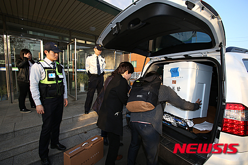 【강릉=뉴시스】김경목 기자 = 제20대 국회의원선거 선거일인 13일 오후 투표사무원들이 강원 강릉시 강릉교육문화관에 설치된 강남동 제3투표소에서 경찰의 호송을 받으며 개표소까지 투표함을 이송하고 있다. 2016.04.13.&nbsp;&nbsp; photo31@newsis.com