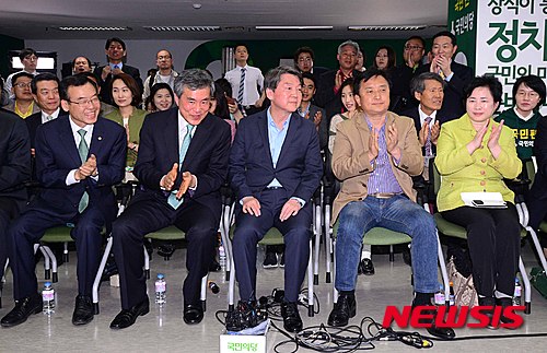 【서울=뉴시스】전신 기자 = 국민의당 안철수 상임공동대표 등 지도부가 13일 서울 마포구 당사에서 4.13 총선 출구조사 결과 발표를 바라보고 있다. 2016.04.13.&nbsp;&nbsp; photo1006@newsis.com