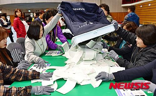 【제천=뉴시스】강신욱 기자 = 13일 오후 충북 제천체육관에서 진행된 20대 국회의원 선거 개표에서 종사원들이 투표함을 개함하고 있다. 2016.04.13. (사진=제천시 제공)&nbsp;&nbsp; photo@newsis.com