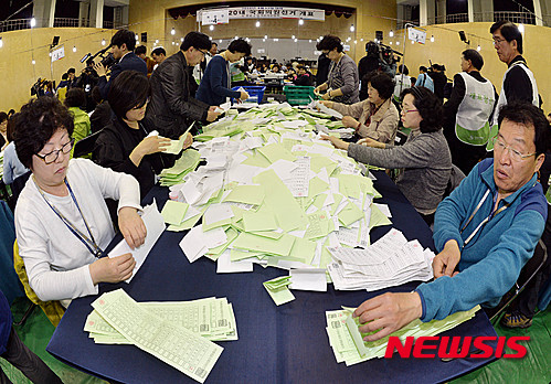 【서울=뉴시스】박문호 기자 = 제20대 국회의원 총선거가 시행된 13일 오후 서울 종로구 경기상고에 마련된 종로구 선관위 개표소에서 관계자들이 개표하고 있다. 20대 총선 최종투표율은 58%로 19대 총선보다 3.8% 상승한 것으로 잠정 집계됐다. 서울에서는 종로구(62.9%)와 노원구(64.1%)의 투표율이 가장 높은 것으로 나타났다. 2016.04.13. go2@newsis.com