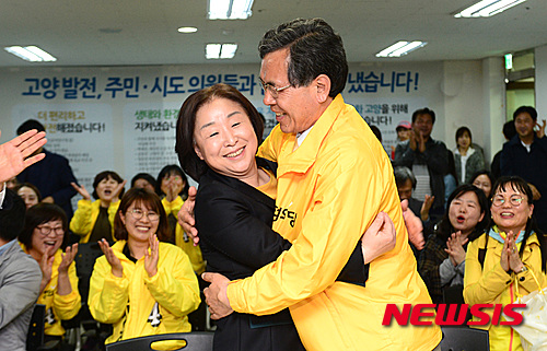 【고양=뉴시스】임태훈 기자 = 경기 고양갑 선거구에 출마한 심상정 정의당 총선 선대위 상임선대위원장이 제20대 국회의원 선거날인 13일 오후 경기 고양시 덕양구 자신의 선거사무소에서 당직자 및 지지자들과 개표 결과를 지켜보며 기뻐하고 있다. 2016.04.13.&nbsp; taehoonlim@newsis.com 