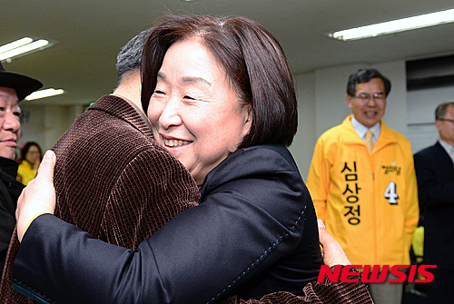 【고양=뉴시스】임태훈 기자 = 경기 고양갑 선거구에 출마한 심상정 정의당 총선 선대위 상임선대위원장이 제20대 국회의원 선거날인 13일 오후 경기 고양시 덕양구 자신의 선거사무소에서 당직자 및 지지자들과 개표 결과를 지켜보며 기뻐하고 있다. 2016.04.13.&nbsp; taehoonlim@newsis.com 