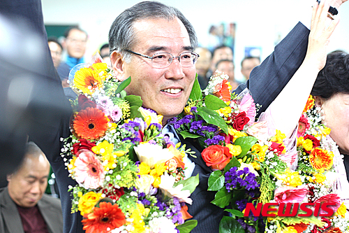 【담양·함평·영광·장성=뉴시스】이창우 기자 = 13일 치러진 제20대 국회의원 선거 전남 담양·함평·영광·장성 선거구에서 당선된 더불어민주당 이개호 후보가 선거사무소에서 꽃다발을 목에 걸고 기뻐하고 있다. 2016.04.13. (사진=이개호 후보 선거사무소 제공) lcw@newsis.com