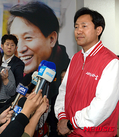 【서울=뉴시스】박주성 기자 = 더민주 정세균 후보의 당선이 확실시 되고 있는 가운데 13일 오후 새누리당 오세훈 후보가 자신의 선거사무소에서 선거와 관련한 취재진의 질문을 경청하고 있다. 2016.04.13.&nbsp; park7691@newsis.com 