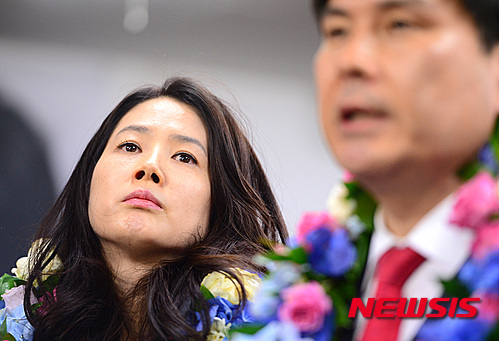 【서울=뉴시스】임태훈 기자 = 제20대 국회의원 선거 서울 중구·성동을 지역구 새누리당 지상욱 당선인의 부인 심은하(배우)가 14일 오전 서울 중구 선거사무소에서 남편의 당선이 확정되자 생각에 잠겨 있다. 2016.04.14. taehoonlim@newsis.com