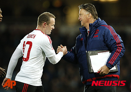 United?s manager Louis van Gaal, right, shakes hands with United?s Wayne Rooney after the English FA Cup quarterfinal replay soccer match between West Ham and Manchester United at Boleyn Ground stadium in London, Wednesday, April 13, 2016.(AP Photo/Alastair Grant)