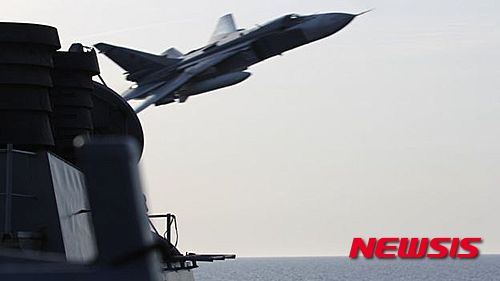 【서울=뉴시스】러시아 전투기 SU-24가 지난 11일(현지시간) 발트해 공해상에서 훈련 중인 미 해군 소속 USS 도널드 쿡 구축함 주변을 초근접 비행하는 모습. (사진출처: 미 해군) 2016.04.14