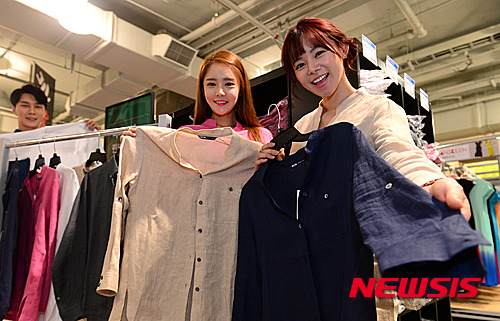 【서울=뉴시스】임태훈 기자 = 14일 오후 서울 영등포구 롯데 빅마켓 영등포점에서 모델들이 디피렌체 린넨셔츠를 선보이고 있다. 롯데 빅마켓은 이태리제 린넨 원단으로 만든 '디피렌체 린넨셔츠'를 남성셔츠 5가지 컬러, 여성서츠 일반 카라셔츠 및 차이나넥 디자인 2종 각 4가지 컬러로 39,000원에 전점에서 판매한다. 2016.04.14. taehoonlim@newsis.com