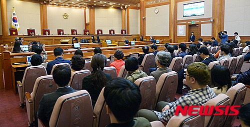 【서울=뉴시스】박주성 기자 = 박한철 헌법재판소장과 재판관들이 14일 오후 서울 종로구 헌법재판소 대심판정에서 열린 정신보건법 제24조 1항 등 위헌 제청 공개변론에 참석하고 있다. 이 조항은 가족 등 보호의무자 2명과 정신과 전문의 1명이 동의하면 정신질환자를 정신병원에 강제입원시킬 수 있도록 하고 있다. 강제입원제도는 정신질환자의 기본권을 침해할 뿐 아니라 범죄 수단으로까지 악용된다는 지적을 받아왔다. 2016.04.14. park7691@newsis.com