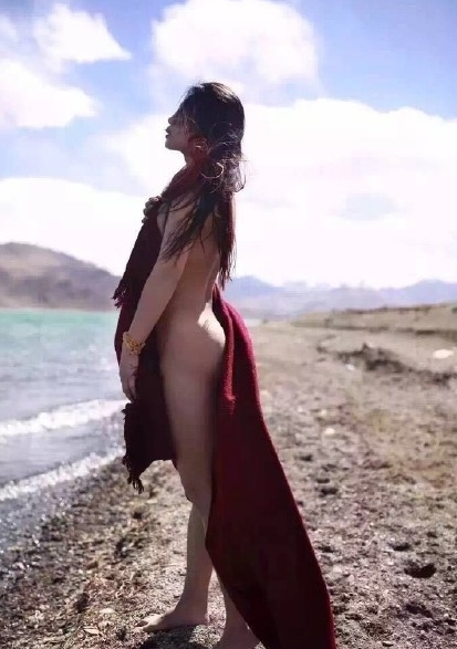 【서울=뉴시스】티베트 유명 관광지이자 불교성지로 알려진 한 호수에서 한 여성이 찍은 나체 사진으로 논란이 일고 있다. 14일 신징바오(新京報) 등 중국 언론은 최근 한 여성이 시짱(西藏·티베트) 자치구의 암드록쵸 호수에서 찍은 사진들이 공개되면서 비난이 일고 있다고 전했다. 논란의 사진 중 한 장. (사진출처: 신징바오) 2016.04.14 