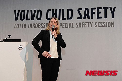 【서울=뉴시스】볼보자동차코리아는 14일 서울 강남구 리츠칼튼호텔에서 방한 중인 로타 야콥슨 볼보차 안전센터 수석연구원을 초청해 세미나를 열고 올바른 안전벨트 착용 및 카시트 장착법 등에 대해 홍보했다. 올바른 안전벨트 착용법을 설명 중인 야콥슨 수석연구원. 2016.4.14(사진=볼보자동차코리아 제공)&nbsp;&nbsp; photo@newsis.com 
