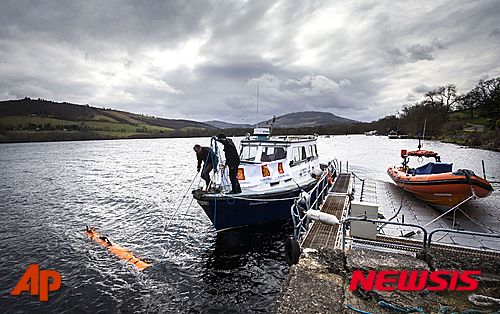 【런던=AP/뉴시스】영국 공학자 존 헤이그가 지난 13일(현지시간) 스코틀랜드 하이랜드에 있는 네스호에서 수중탐사로봇 '무닌'의 탐사 작업을 지원하고 있다. 네스호를 탐험하는 수중로봇이 호수 바닥에서 짙은 색의 괴물체를 발견했지만, 실망스럽게도 1970년 영화의 소품만 발견했다. 스코틀랜드 관광청은 14일 수중로봇이 발견한 9m 높이의 괴물체는 1970년 네스호 괴물 네시가&nbsp; 등장하는 영화에서 사용했던 소품이었다고 밝혔다. 2016.04.15