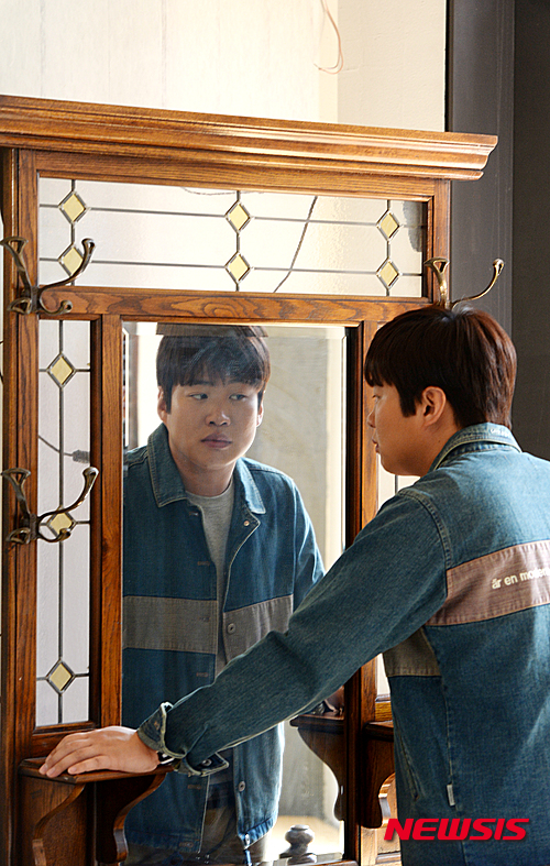【서울=뉴시스】박주성 기자 = 영화 '위대한 소원'에서 갑덕 역을 맡은 배우 안재홍이 15일 오후 삼청동 한 카페에서 뉴시스와 인터뷰 전 포즈를 취하고 있다. 2016.04.15. park7691@newsis.com