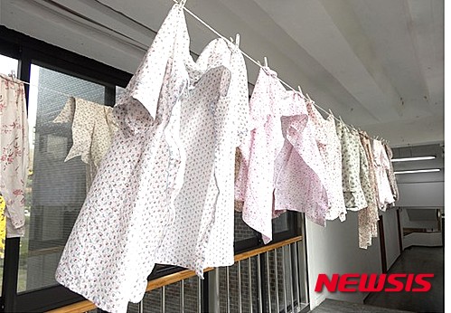  【서울=뉴시스】강호연, 꽃놀이, 2012-, 일생생활용품 (섬유유연제, 빈티지 셔츠 등), 다양한 사이즈