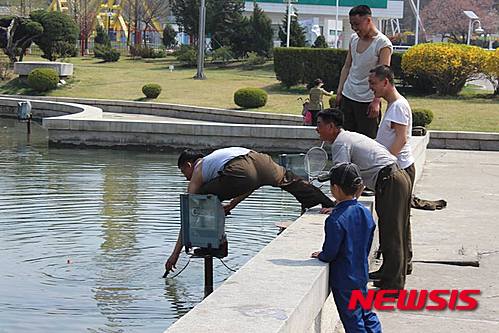 【뉴욕=뉴시스】노창현 특파원 = 평양주재 러시아 대사관이 15일 페이스북에 북한의 최대 명절 태양절(김일성 탄생일)을 맞아 30장에 달하는 봄날의 다양한 풍경들을 소개해 눈길을 끌었다. 러시아 대사관은 "4월 평양의 거리엔 목련과 벚꽃이 만개했고 전통복장을 한 매력적인 여성들이 오간다"며, 천리마동상의 벚꽃길 풍경과 한복 차림의 여성 수백명의 군무와 쌍쌍의 남녀들이 춤을 추는 장면들, 대성산의 개선공원, 웃옷을 벗은 남성들이 연못가에서 즐기는 모습 등 30장의 다양한 모습들을 전했다. 2016.04.17. <사진=평양 러시아대사관 페이스북>&nbsp; robin@newsis.com 