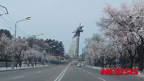 【뉴욕=뉴시스】노창현 특파원 = 평양주재 러시아 대사관이 15일 페이스북에 북한의 최대 명절 태양절(김일성 탄생일)을 맞아 30장에 달하는 봄날의 다양한 풍경들을 소개해 눈길을 끌었다. 러시아 대사관은 "4월 평양의 거리엔 목련과 벚꽃이 만개했고 전통복장을 한 매력적인 여성들이 오간다"며, 천리마동상의 벚꽃길 풍경과 한복 차림의 여성 수백명의 군무와 쌍쌍의 남녀들이 춤을 추는 장면, 대성산의 개선공원 등 30장의 다양한 장면들을 전했다. 2016.04.17. <사진=평양 러시아대사관 페이스북>&nbsp; robin@newsis.com 