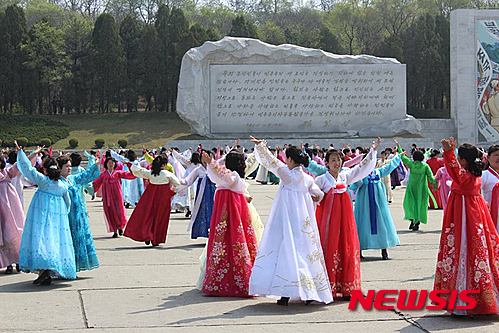 【뉴욕=뉴시스】노창현 특파원 = 평양주재 러시아 대사관이 15일 페이스북에 북한의 최대 명절 태양절(김일성 탄생일)을 맞아 30장에 달하는 봄날의 다양한 풍경들을 소개해 눈길을 끌었다. 러시아 대사관은 "4월 평양의 거리엔 목련과 벚꽃이 만개했고 전통복장을 한 매력적인 여성들이 오간다"며, 천리마동상의 벚꽃길 풍경과 한복 차림의 여성 수백명의 군무와 쌍쌍의 남녀들이 춤을 추는 장면, 대성산의 개선공원 등 30장의 다양한 장면들을 전했다. 2016.04.17. <사진=평양 러시아대사관 페이스북>&nbsp; robin@newsis.com 