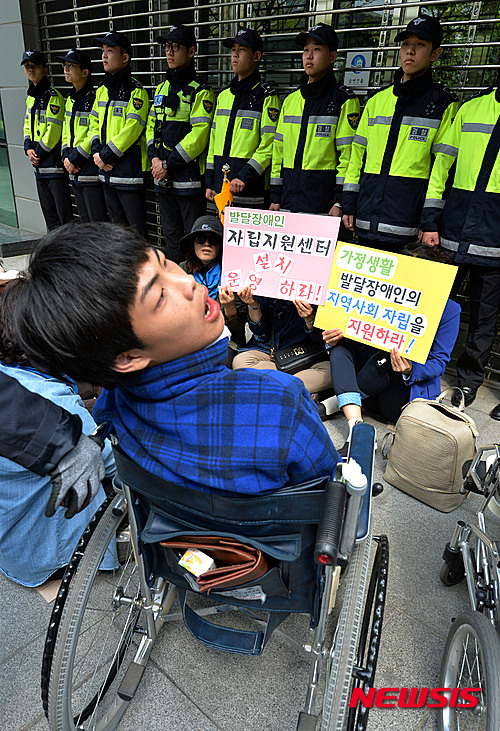 【서울=뉴시스】박진희 기자 = 사단법인 전국장애인부모연대 서울지부, 서울특수학교학부모협의회 회원들은 18일 오후 서울시청 앞에서 발달장애인 지원정책 수립을 촉구하는 기자회견을 마친후 박원순 서울시장과 면담을 요구하며 시청 출입구 앞에서 농성을 하고 있다. 장애인부모 단체는 '서울시 발달장애인 정책'을 지난 9일 서울시에 서면으로 제안하고 서울시의 발달장애인 정책을 수립해 줄 것을 적극 요구해 왔으나 시는 아직까지 별다른 입장을 내놓지 않고 있다. 서울시 신청사는 이날 오후 1시부터 정·후문 등 모든 출입구에 청원 경찰들이 배치돼 출입이 2시간 정도 전면 통제되었다. 2016.04.18. pak7130@newsis.com