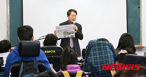 【서울=뉴시스】조희연 서울시교육감이 장애인을 날을 앞둔 18일 오후 서울 종로구 노들장애인야학에 1일 교사로 방문, ‘교육, 정의로운 차등을 위하여’를 주제로 특강을 하고 있다. 2016.04.18. (사진=서울시교육청 제공)