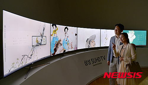 【서울=뉴시스】삼성전자가 서울 '동대문 디자인 플라자(DDP)'에서 열리는 간송문화전 '풍속인물화' 전시에 '삼성 SUHD TV 영상존'을 마련하고 선조들의 삶이 담긴 풍속인물화 작품들을 4K UHD 영상으로 제작해 상영한다고 19일 밝혔다. 모델들이 김홍도의 '마상청앵', 신윤복의 '연소답청'을 감상하고 있다. 2016.04.19. (사진=삼성전자 제공) photo@newsis.com