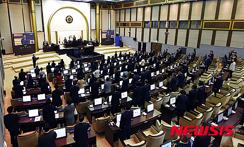 【수원=뉴시스】이정선 기자 = 경기도의회 제309회 임시회 본회의가 열린 19일 오전 수원시 경기도의회 본회의장에서 윤화섭 의장이 개회를 알리는 의사봉을 두드리고 있다. 2016.04.19. ppljs@newsis.com