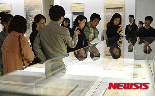 【서울=뉴시스】방지원 인턴기자 = 19일 오후 서울 동대문구 동대문디자인플라자(DDP)에서 열린 ‘간송문화전 6부:풍속인물화전-일상, 꿈 그리고 풍류’ 전시 간담회에서 관람객들이 전시품을 보고 있다. 이번전시는 이달 20일부터 8월 28일까지 개최된다. 2016.04.19. tu1889@newsis.com