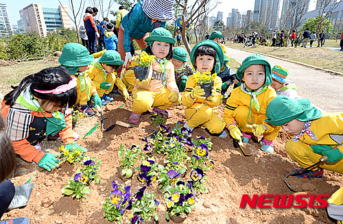 【광주=뉴시스】신대희 기자 = 광주 광산구는 19일 오전 수완지구 풍영정천 광장에서 '숲 속의 그린 광산 나무심기' 행사를 갖고 나무 411그루를 식재했다고 밝혔다. 2016.04.19. (사진=광주 광산구청 제공)&nbsp;&nbsp;&nbsp; photo@newsis.com