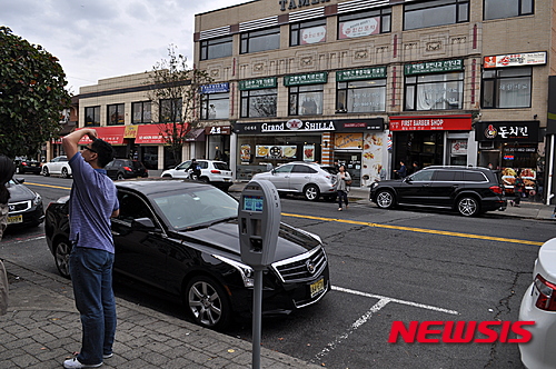 【뉴욕=뉴시스】노창현 특파원 = 뉴저지의 대표적인 한인타운 팰리세이즈 팍(이하 팰팍)의 교육위원 선거가 전례없는 열기를 보이고 있다. 세계 최초의 위안부기림비가 소재한 팰팍은 세계 한인타운중 유일하게 인구의 과반수이상(55%)가 한인들로 이뤄진 곳으로 1년 교육예산이 2700만달러에 달한다. 3명의 교육위원 자리를 놓고 한인후보 스테파니 장을 비롯한 7명의 후보가 출마했다. 스테파니 장 후보는 공정한 교육예산 집행을 내걸고 기존의 정치권력에 맞서 세 번째 도전을 하고 있어 주목된다. 사진은 팰팍 타운의 거리 풍경. 2016.04.16. <사진=Newsroh.com 제공>&nbsp;&nbsp; robin@newsis.com&nbsp;&nbsp; 