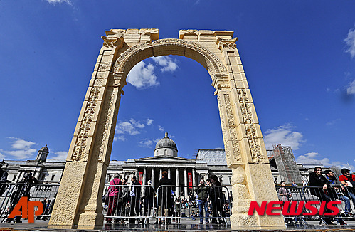 【런던=AP/뉴시스】수니파 극단주의 무장단체 이슬람국가(IS)에 의해 파괴된 시리아의 고대 유적 팔미라의 개선문이 19일(현지시간) 영국 런던의 트라팔가 광장에 재현돼 있다. 옥스퍼드 디지털고고학연구소는 '2016년 세계 유산의 주'를 맞아 IS로부터 팔미라 해방을 기념하기 위해 이런 프로젝트를 준비했다고 밝혔다. 2016.04.20 