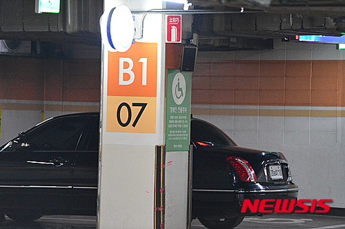 【창원=뉴시스】김기진 기자 = 19일 오후 경남 창원시에 위치한 홈플러스 창원점 지하1층 주차장 '장애인 주차구역'에 일반 차량이 주차되어 있다. 주차 기둥에 '주차 위반 경고 안내문'이 창원시 의창구청 명의로 안내되어 있지만 대부분 무시한 채 주차하고 있다. 사진은 후면 주차로 '장애인 차량 확인'여부를 판단하기 어렵게 주차한 위반 차량의 모습. 2016.04.19.&nbsp; sky@newsis.com