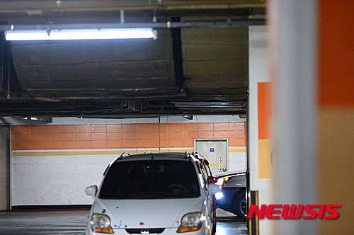 【창원=뉴시스】김기진 기자 = 19일 오후 경남 창원시에 위치한 홈플러스 창원점 지하1층 주차장 '안전지대에 일반 차량이 주차되어 있다. 일반 주차구역이 비어있음에도 주차구역을 무시한 채 한 차량이 '안전지대'에 주차해 있다. 이 층에는 대부분의 차량들이 안전지대에 주차해 차량 통행이 혼잡을 빚고 있어 고객들이 불편을 겪고 있다. 2016.04.19.&nbsp; sky@newsis.com