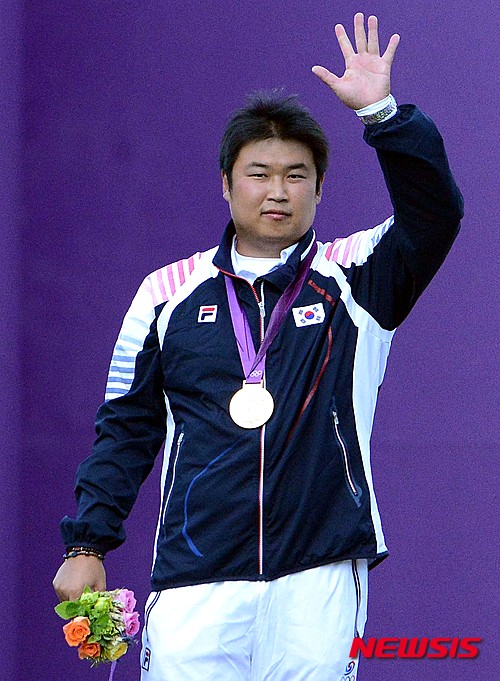 【서울=뉴시스】2012런던올림픽 금메달리스트 오진혁(35·현대제철)이 19일 끝난 2016리우올림픽 양국 국가대표 선발전에서 남자부 8명 중 6위에 머물러 올림픽 티켓을 따는데 실패했다. 사진은 런던올림픽 개인전 시상대에서 금메달을 목에 건 오진혁의 모습. (사진 = 뉴시스DB)